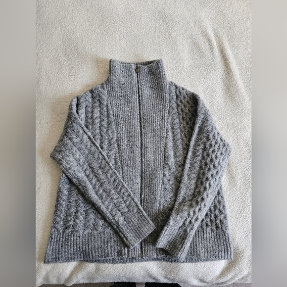 Beautiful Chunky Zip-Up Sweater - Picture 8 of 9